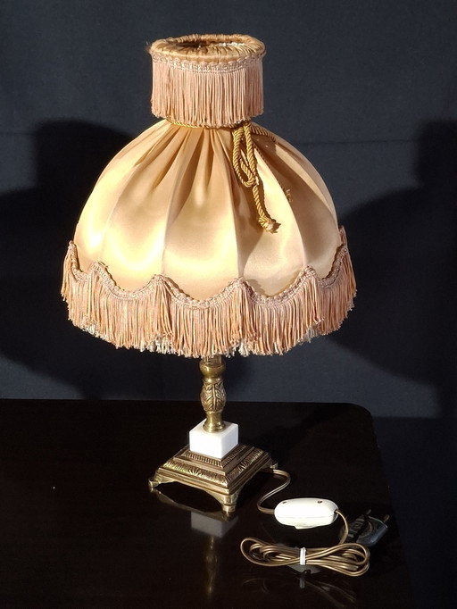 Coppia di lampade da tavolo in stile Luigi XVI, in ottone con paralumi con frange – anni '70