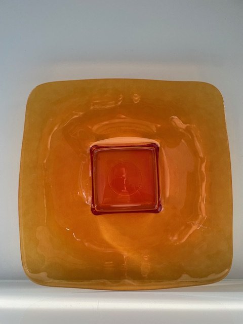 Cuenco grande de vidrio cuadrado de color naranja