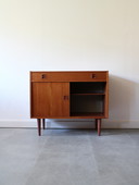 Credenza danese vintage con cassetto e ante scorrevoli in teak