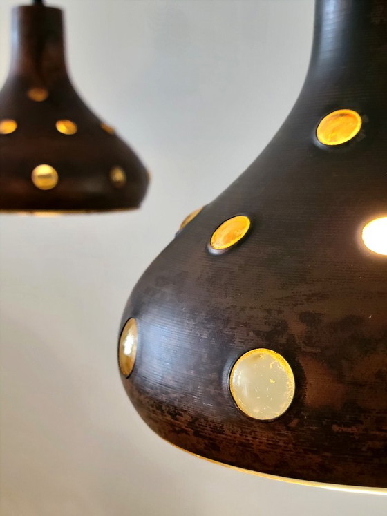 Set van 2 Brutalistische koperen en amber kleurig glazen hanglampen van Peill & Putzler – Glass, Copper (photo 3 of 8)