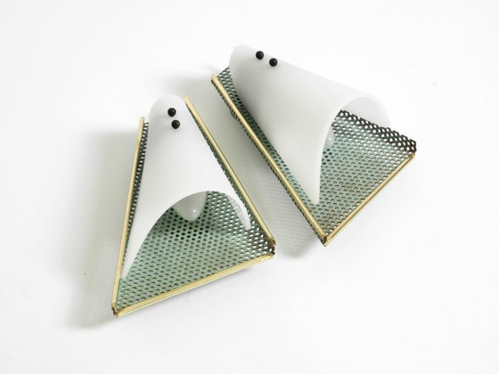 Image 1 of Ein Paar wunderschöne mintgrüne Wandlampen im Mid-Century-Modern-Stil aus perforiertem Blech mit Plexiglasschirmen