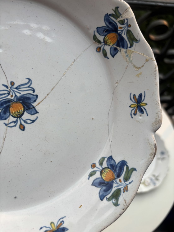 Image 1 of 2 platos antiguos del siglo XVIII