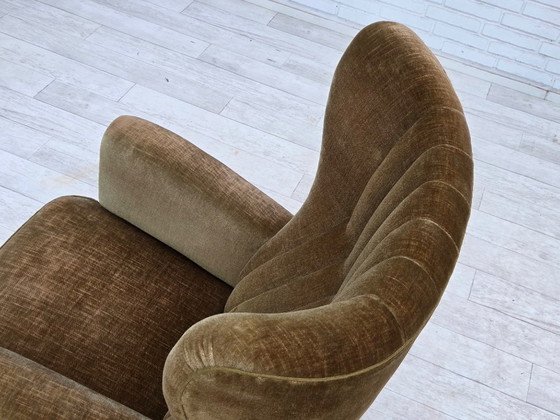 Image 1 of Deense relaxfauteuil met hoge rugleuning uit de jaren 60, bekleed met groen meubelvelours.