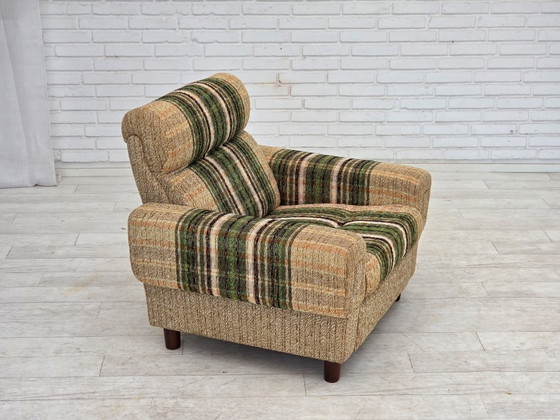 Image 1 of Fauteuil club danois des années 1980, par Nisbo Horsens, en laine d'ameublement.