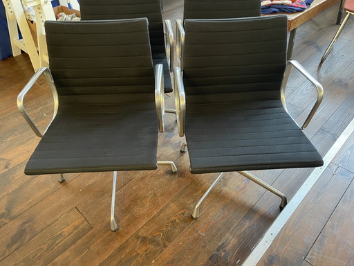 Vitra Eames EA 108 Stühle