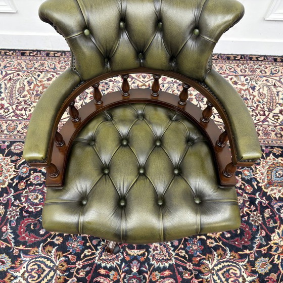 Sedia da ufficio Chesterfield classica Captain Chair Verde – Sedie da ufficio, Leather, Wood (photo 6 of 7)