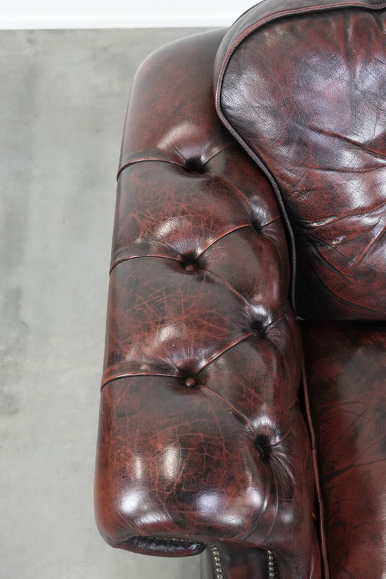 Image 1 of Poltrona Chesterfield in stile inglese in pelle di vacchetta rossa fiammata, in buone condizioni.