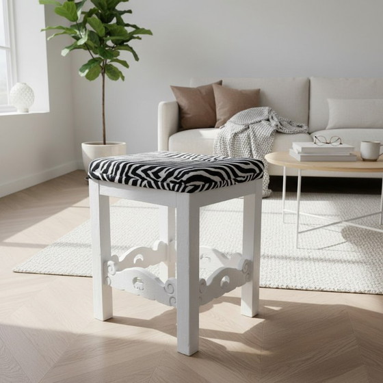 Set van 3 antieke Portugese massief houten krukken met zebraprint bekleding. – Kuipstoelen, Textile, Wood (photo 3 of 17)