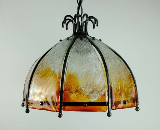 Brutalistische hanglamp uit het midden van de vorige eeuw, gemaakt van smeedijzer en prachtig Murano-glas, jaren 60/70.