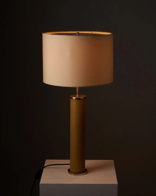 Zylinder-Tischlampe aus genähtem Naturleder
