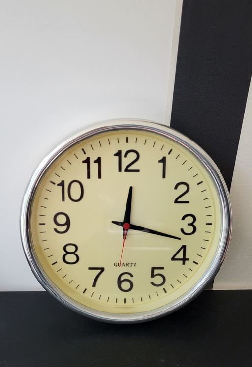 Vintage Quartz school clock from the 1980s.