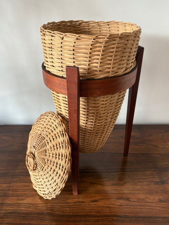 Image 1 of Seltener dänischer Dreibein-Rattankorb von J. Kjaersulf aus den 1960er Jahren