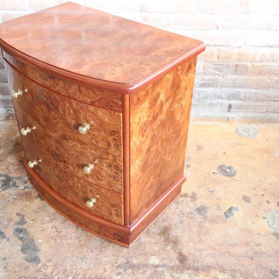 Image 1 of Cómoda antigua de madera con nudos y mesita de noche de latón