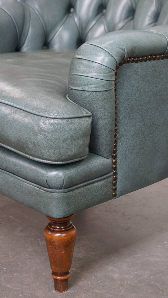 Image 1 of Blauwe chesterfield fauteuil gemaakt van rundleer in Engelse stijl met siernagels