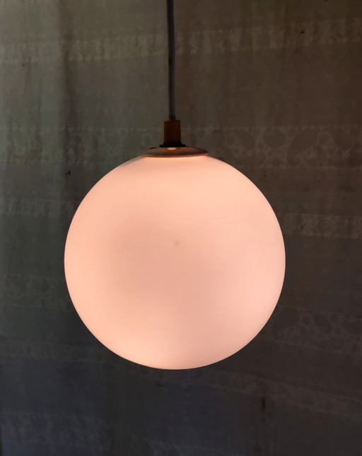 Lámpara colgante de globo opalino blanco - Mediados del siglo XX – hanglampen, Glass