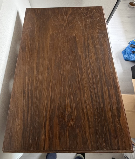 Image 1 of Houten vitrinekast met glazen deur en planken.