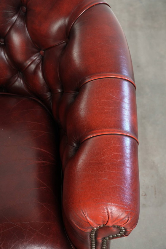 Schöner dezenter Chesterfield Sessel aus Rindsleder in einer begehrten und zeitlosen roten Farbe – Leather (photo 8 of 13)