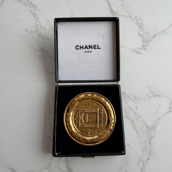 Spilla Chanel vintage Rue Cambon placcata oro – Oggetti decorativi (photo 3 of 7)