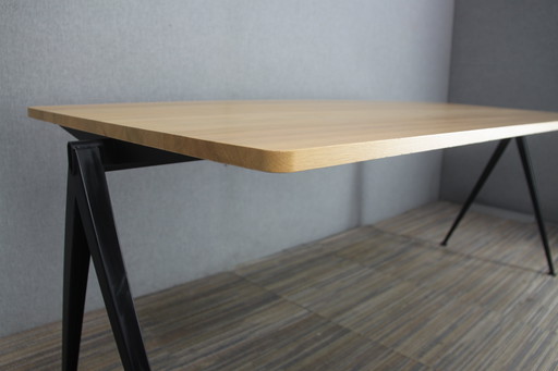 1X Ahrend Pyramid Eiken Tafel