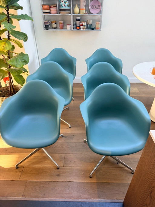 Vitra Eames Plastic Armchair, diseñado por Charles & Ray Eames, turquesa