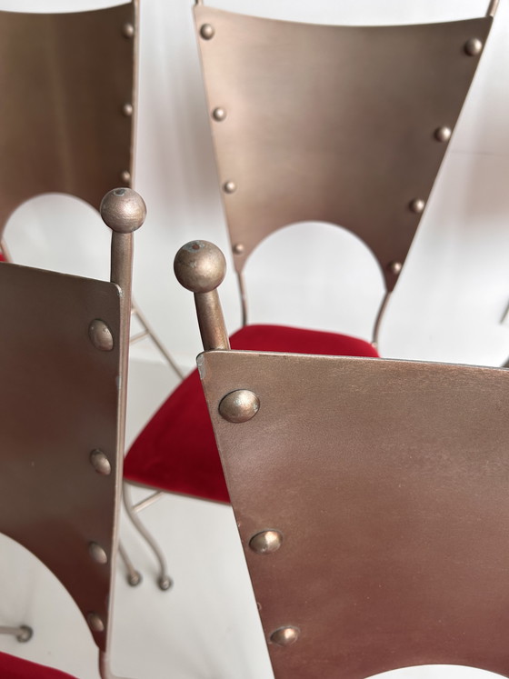 Image 1 of Sedie di design di Andy Thornton – velluto rosso e bronzo ramato (set)