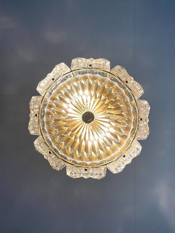 Image 1 of Scandinavisch moderne plafondlamp van messing en kristal – jaren 60 – toegeschreven aan Carl Fagerlund