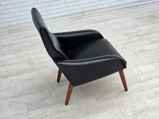 Image 1 of Deense fauteuil uit de jaren 70, zwart kunstleer, poten van teakhout.