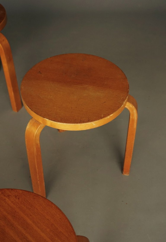 Image 1 of Set van 6 krukken model 60 van Alvar Aalto voor Artek Finland, jaren 1940.
