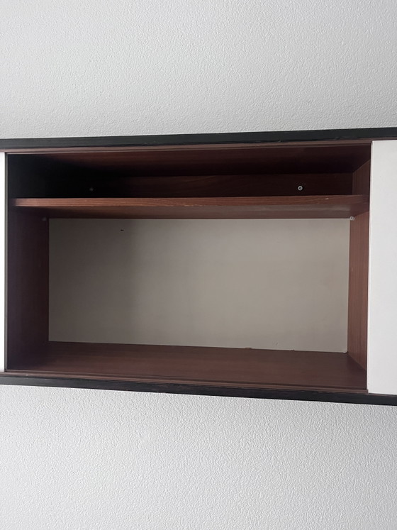 Vintage (jaren 60) zwevende wandkast met schuifdeuren – Wood (photo 10 of 11)