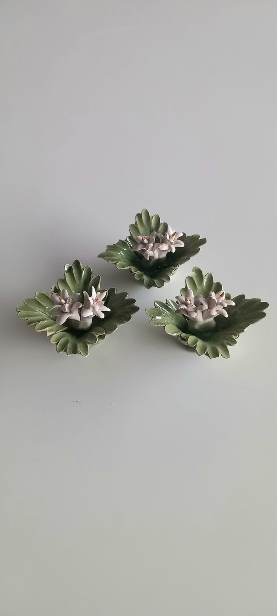Image 1 of Italiaanse keramische bloemornamenten - set van 3 - Mid-century decor