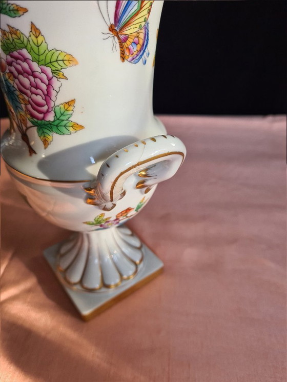 Image 1 of Herend Queen Victoria vaas met handvatten op voet- 24-karaats gouden accenten.
