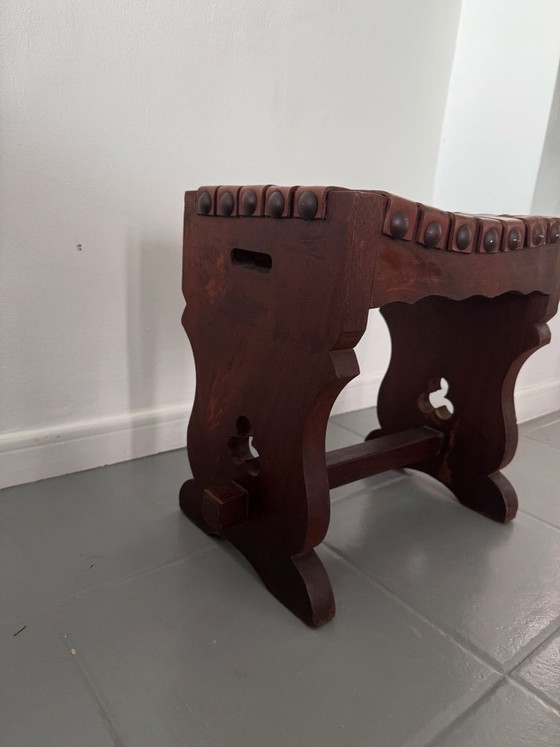 Image 1 of Tabouret espagnol à assise en cuir tressé, piètement à tréteaux et motifs ajourés
