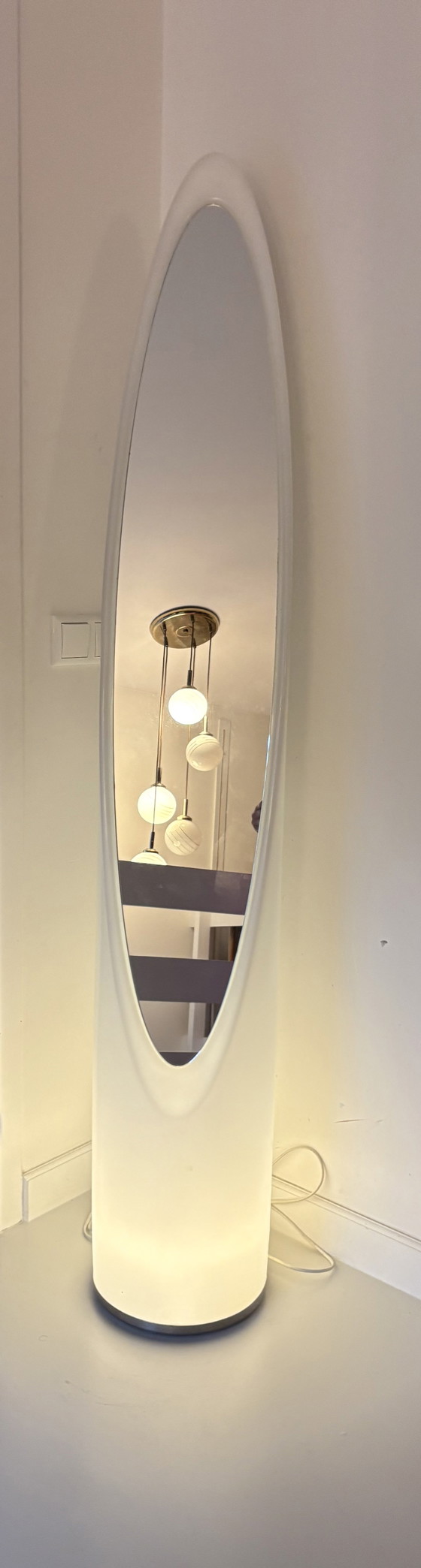 Image 1 of Miroir sur pied avec éclairage style Unghia