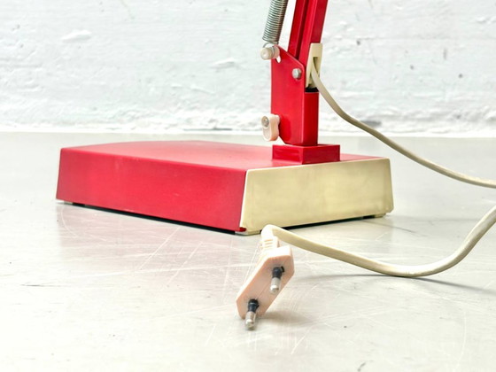 Image 1 of Rode bureaulamp uit het midden van de 20e eeuw, met verstelbare armleuningen.