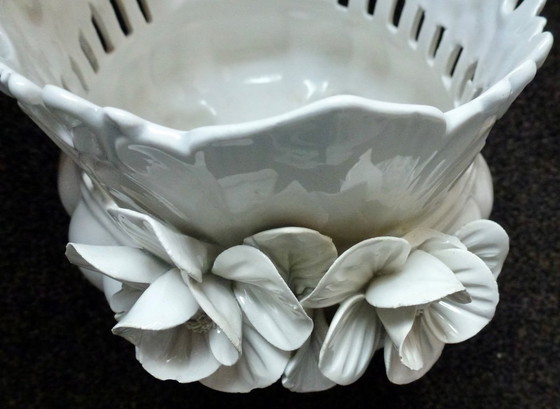 Image 1 of Vintage Jardiniere / Plantenbak Met Prachtige Keramische Bloemen