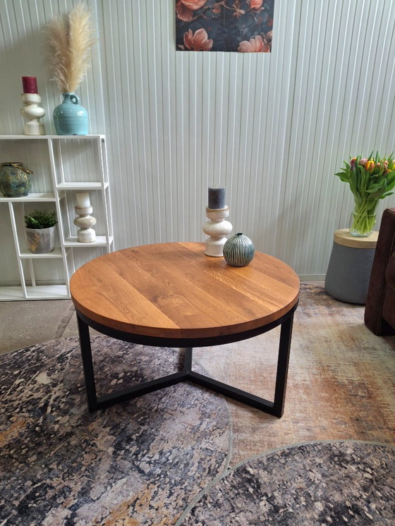 Image 1 of Nueva y robusta mesa de centro de roble macizo y base de metal.