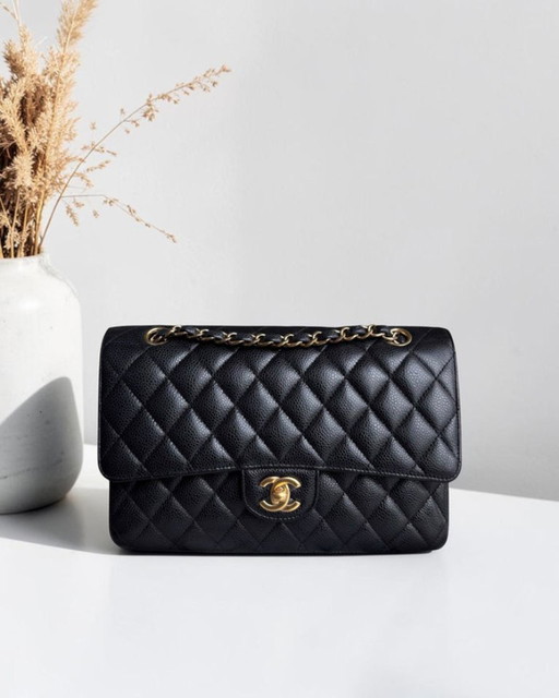 Chanel Classic Flap Medium - Caviar 25CM Gewatteerd generfd kalfsleer Zwart Goudkleurige hardware