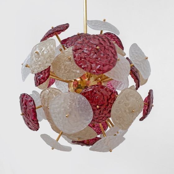 Image 1 of Lampadario Sputnik in vetro di Murano, rosso ciliegia, bianco e champagne, struttura in ottone.