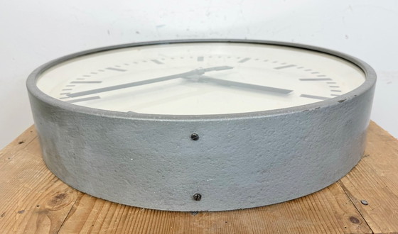 Image 1 of Grote grijze industriële fabriekswandklok van Pragotron, jaren 60
