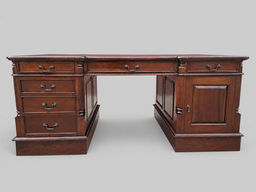 Klassischer englischer doppelseitiger Schreibtisch Partnerdesk, Schreibpult Maße: 180x94cm und 77cm hoch.