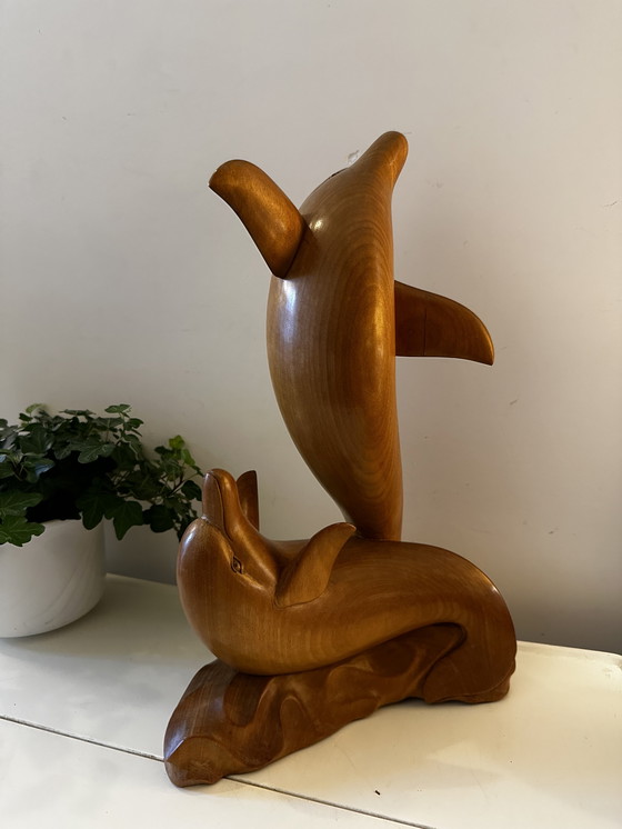 Image 1 of Handgeschnitzte Delfinstatue aus Holz