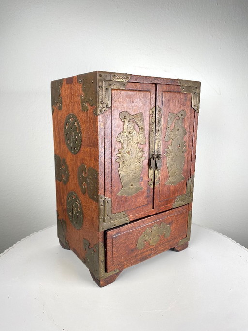Portagioie cinese in legno d&#39;epoca / mobiletto da tavolo con cassetti - Piccolo portagioie asiatico decorativo da tavolo / p