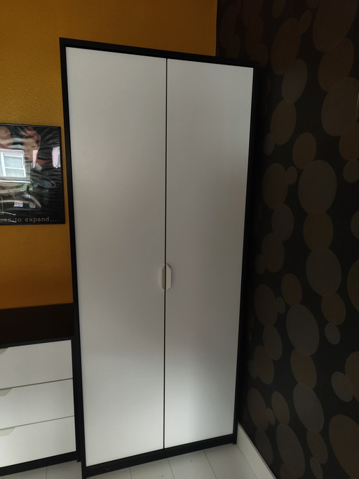 Ikea kledingkast plus bijbehorende ladekast