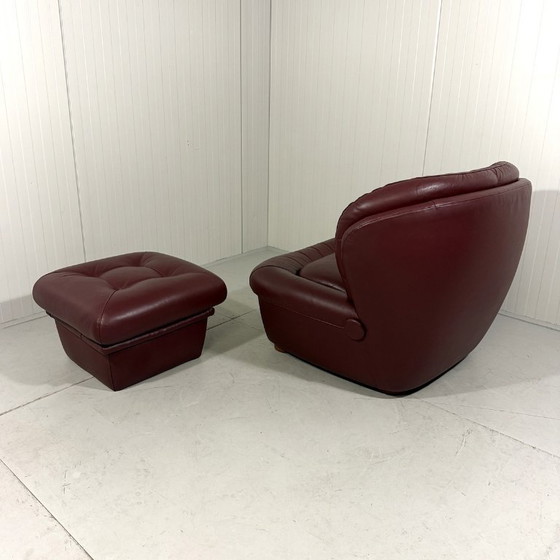 Image 1 of Fauteuil lounge et repose-pieds en cuir bordeaux français, style Space Age, années 1970