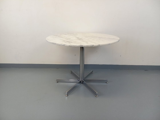 Image 1 of Vintage round dining table in white marble and chrome metal from the 1970s