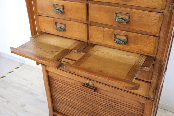 Image 1 of Archiefkast met 18 laden en luikdeur in eikenhout, Italië jaren 20