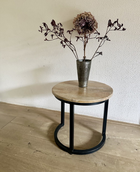 Image 1 of 2 tables d'appoint en bois de manguier et acier rond