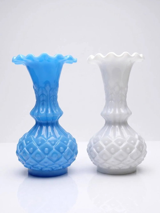 Coppia di piccoli vasi vintage in opalina bianca e blu, decoro ananas., Cristallo, Vetro, Bianco (foto 2 di 16)