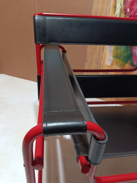 Image 1 of Bolso Knoll Wassily B3 rojo mate, nuevo-usado, en piel negra, de Marcel Breuer.