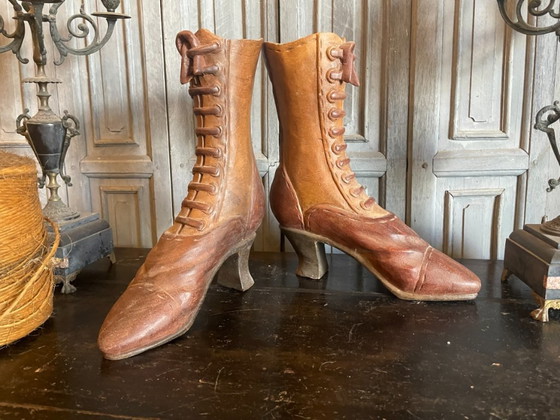 Image 1 of Botas antiguas victorianas hechas con troncos de árboles, siglo XIX